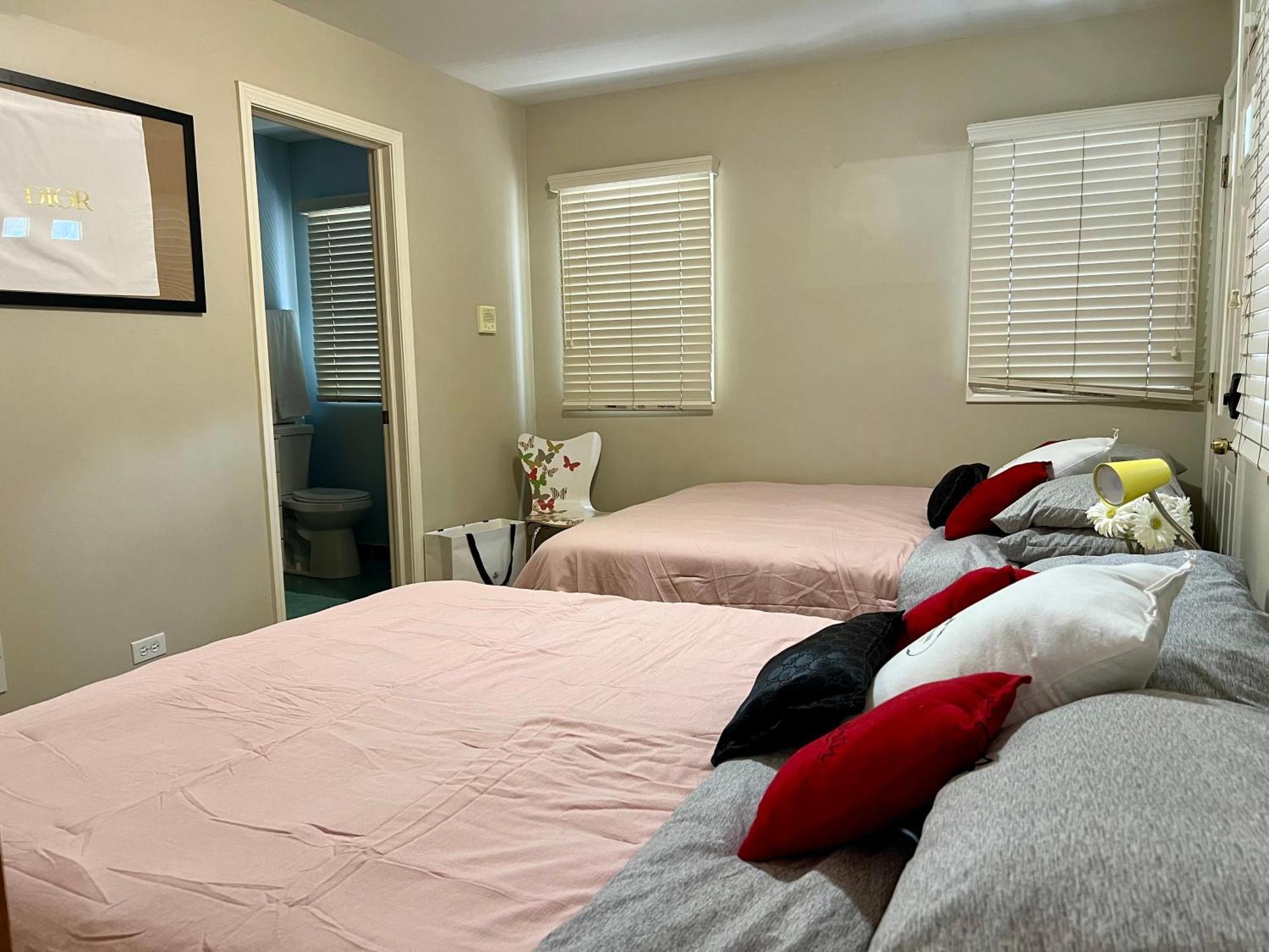 Holiday home Designer Themed 4 Bedroom In Location With Patio And Fireplace